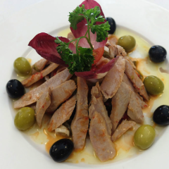 Ensalada mediterránea de ventresca con aceitunas y aderezo de aceite de oliva