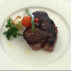 Solomillo de ternera a la parrilla con verduras asadas y sal en escamas