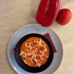 Salmorejo cordobés con huevo duro y jamón picado, acompañado de tomate y pimiento rojo